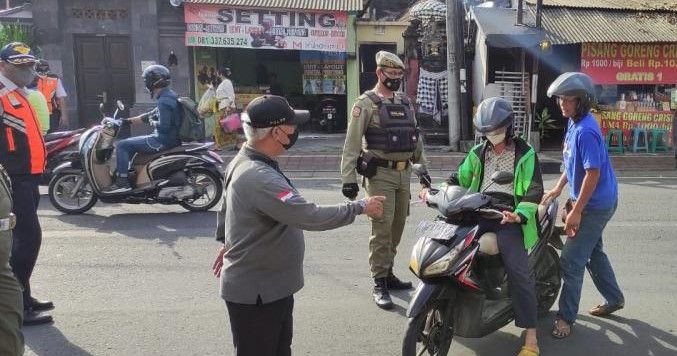 podiumnews.com-Pelanggar Razia Prokes Denpasar Beralasan Sesak Nafas Gunakan Masker  